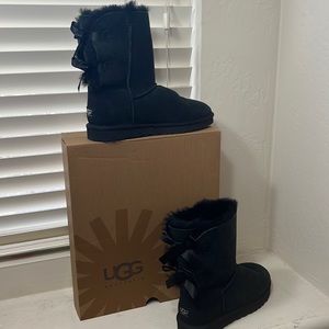 UGG Bailey Bow Black size 9